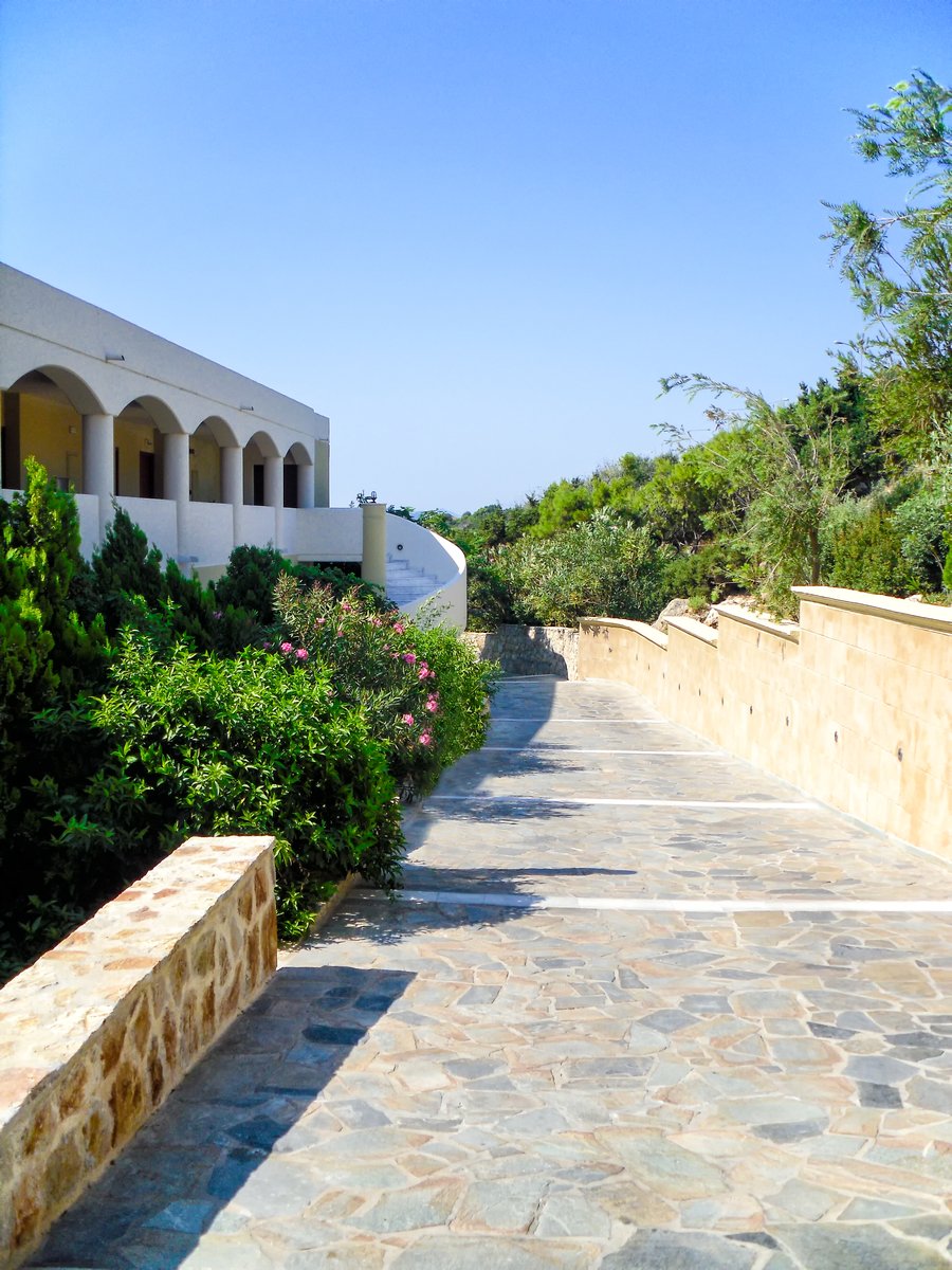 Hotel Kalithea Horizon Royal (Rhodos) - Weg am Hotelgebäude