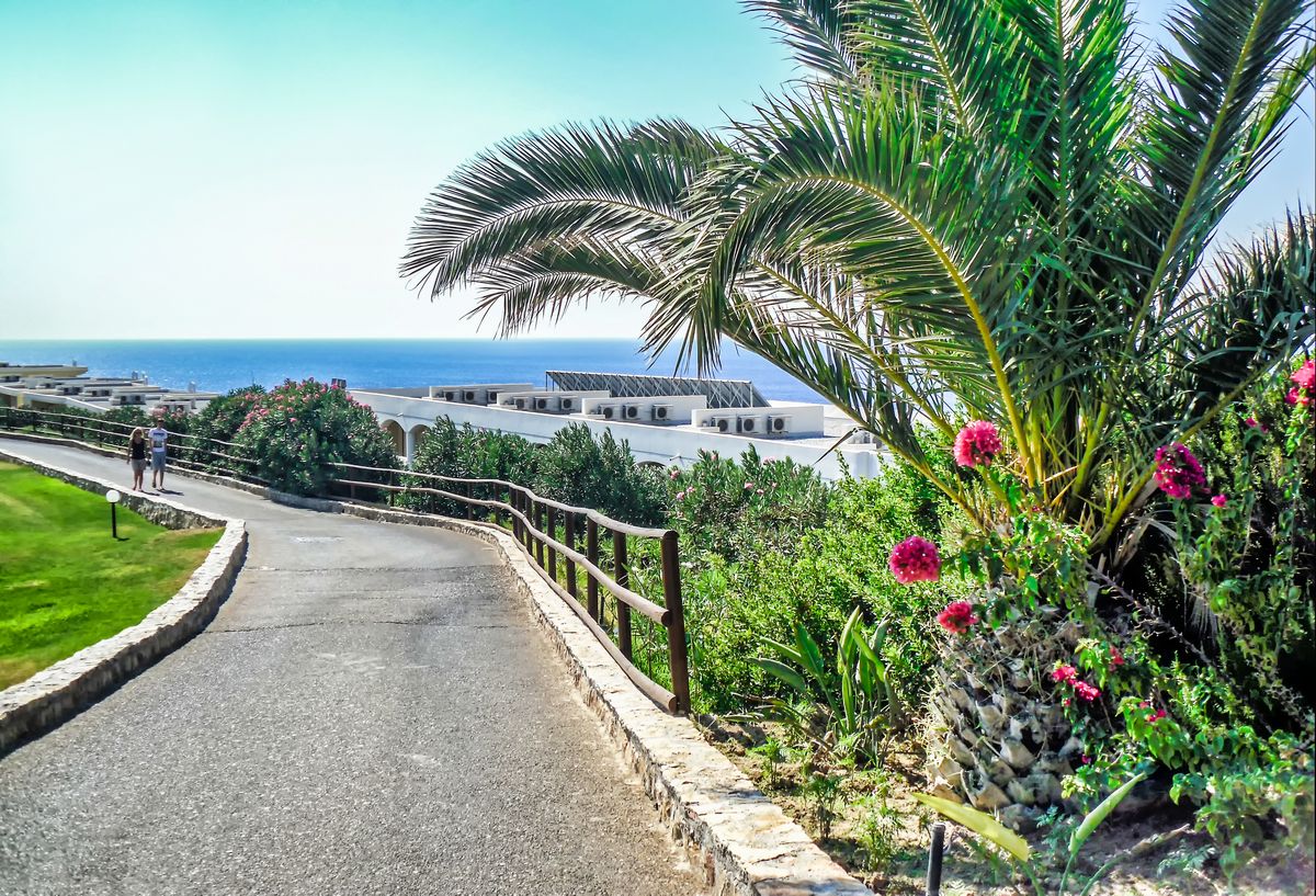 Hotel Kalithea Horizon Royal (Rhodos) - Straße auf dem Hotelgelände