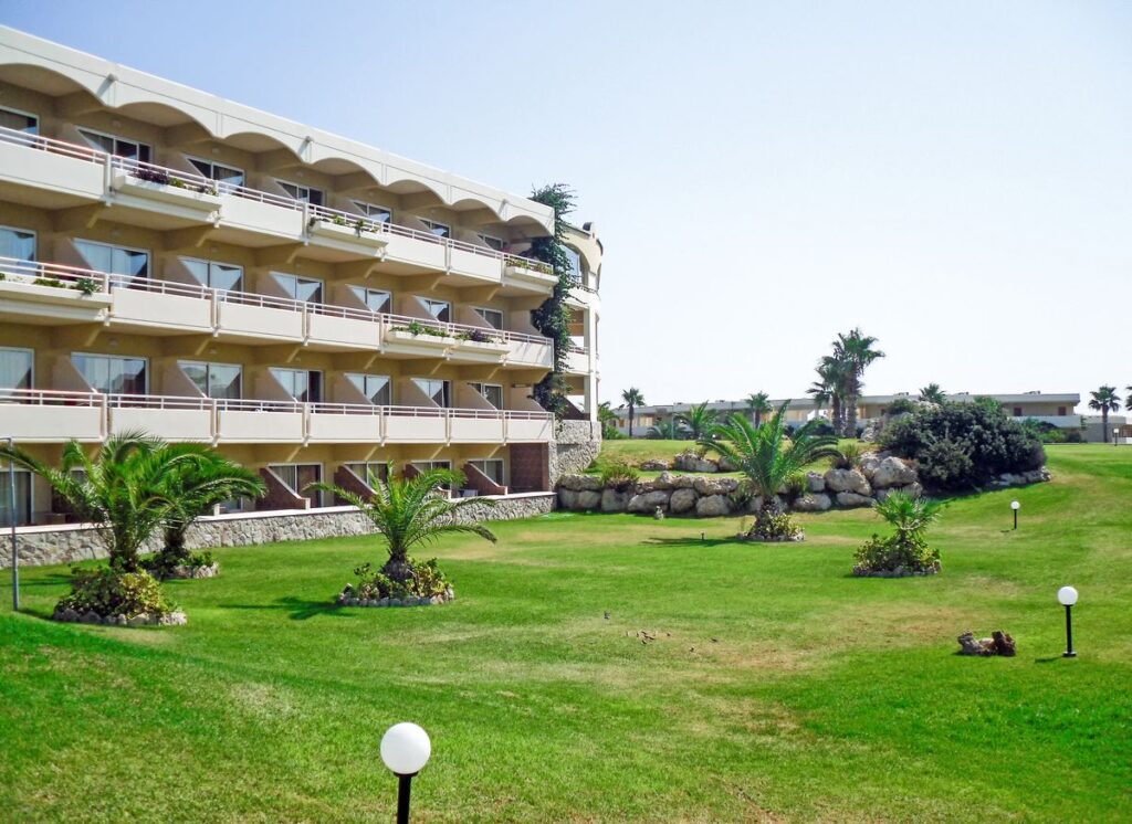 Hotel Kalithea Mare Palace (Rhodos) - Hotelgebäude mit Restaurant "Thalassa"