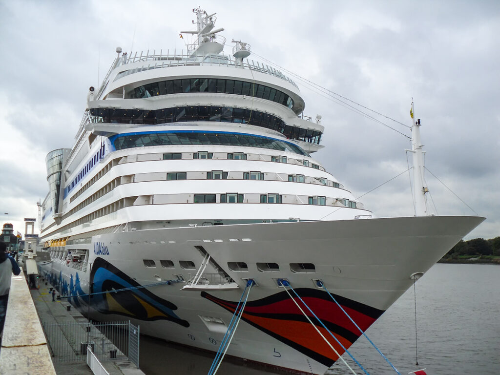 Außenansicht des Kreuzfahrtschiffes AIDAblu von AIDA Cruises