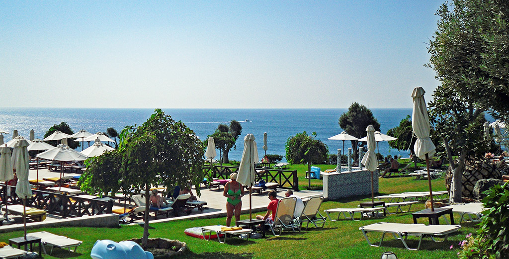 Hotel Kalithea Horizon Royal (Rhodos) - Liegewiese am Pool