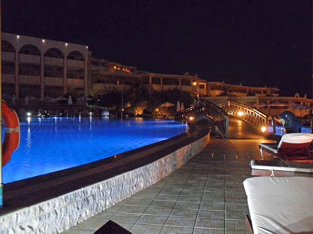 Hotel Kalithea Horizon Royal (Rhodos) - Pool bei Nacht