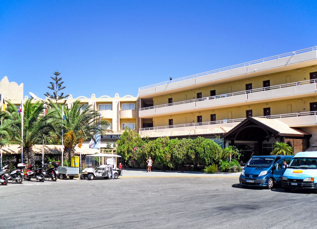 Hotel Kalithea Mare Palace (Rhodos) - Parkplatz am Eingang