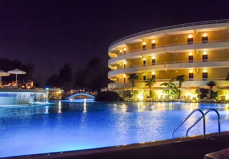 Hotel Kalithea Mare Palace (Rhodos) - Pool bei Nacht