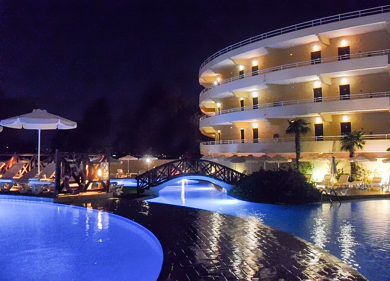 Hotel Kalithea Mare Palace (Rhodos) - Swimmingpool bei Nacht