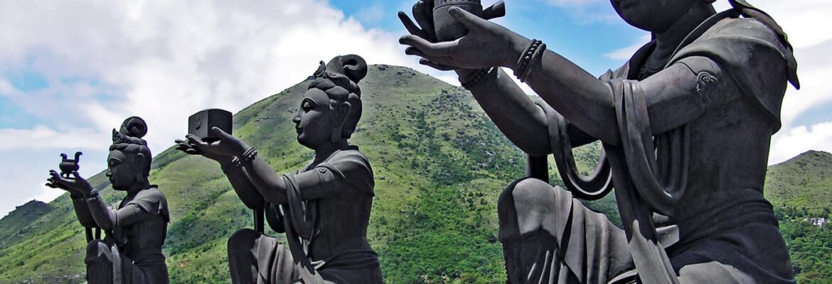 Bodhisattva-Statuen am Tian Tan Buddha auf Lantau