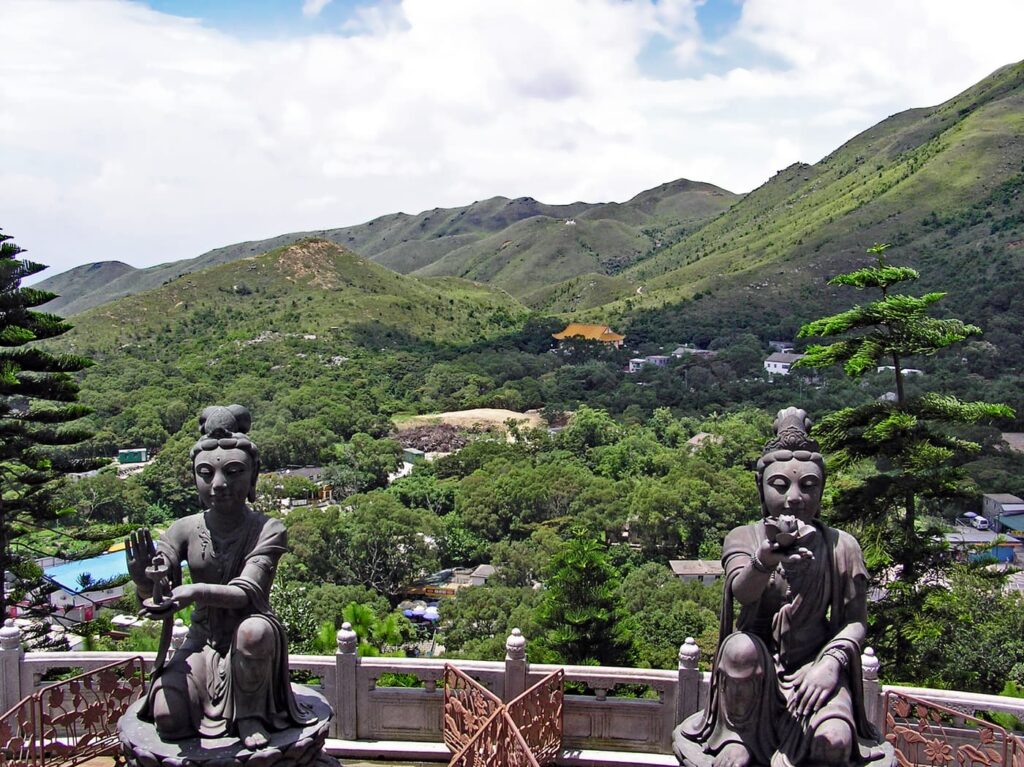 Bodhisattva-Statuen am Tian Tan Buddha auf Lantau